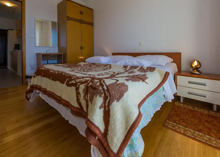 Apartment Stipe *